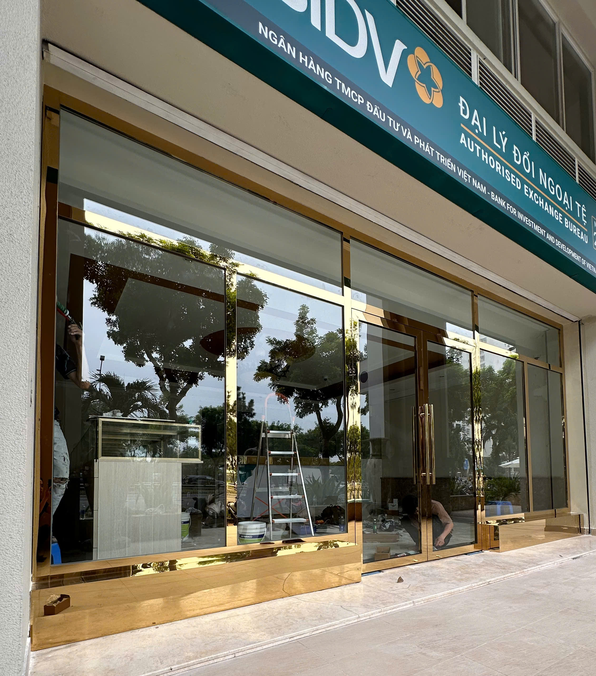 Lắp đặt mặt dựng kính cường lực Inox mạ vàng sang trọng cho khách hàng 