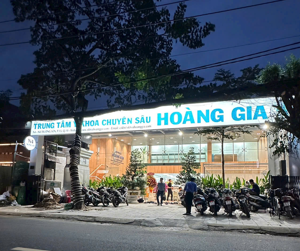 Lắp đặt toàn bộ cửa,nội thất nhôm kính, vách ngăn kính cường lực cho trung tâm y khoa chuyên sâu Hoàng Gia