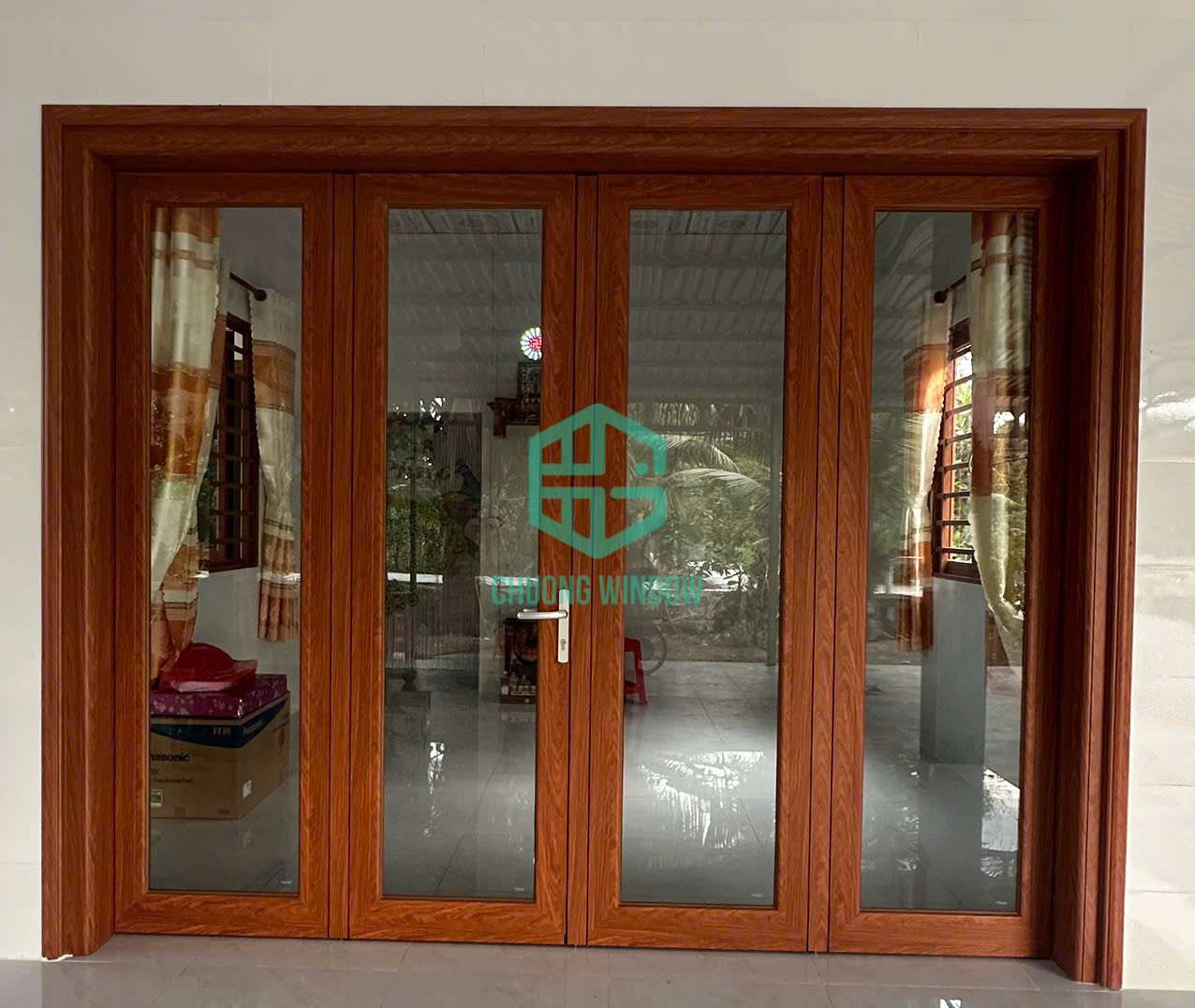 Cửa chính nhôm Xingfa cánh kính cường lực 8(mm) màu vân gỗ