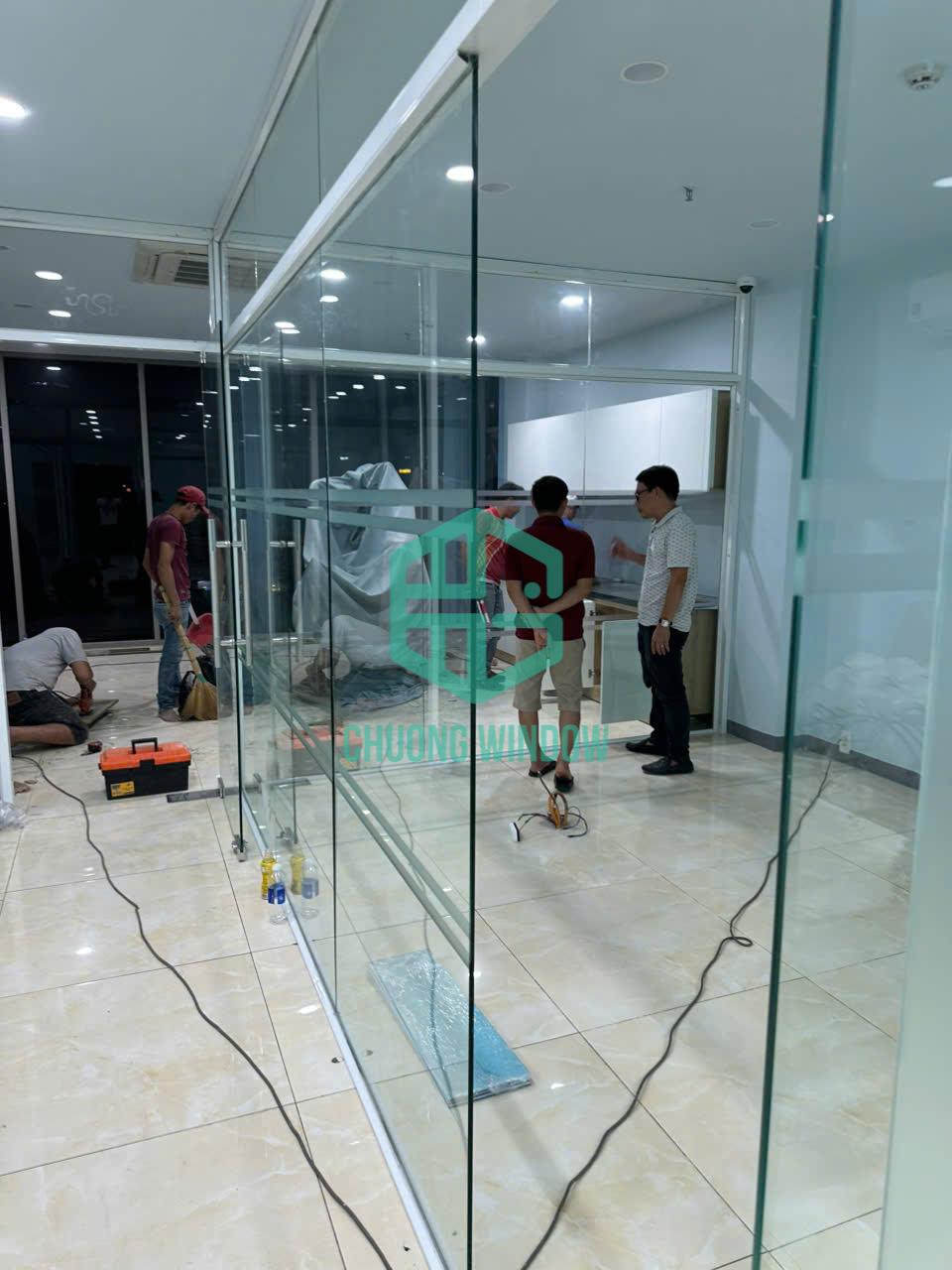 Vách kính cường lực ngăn phòng-Mẫu 04
