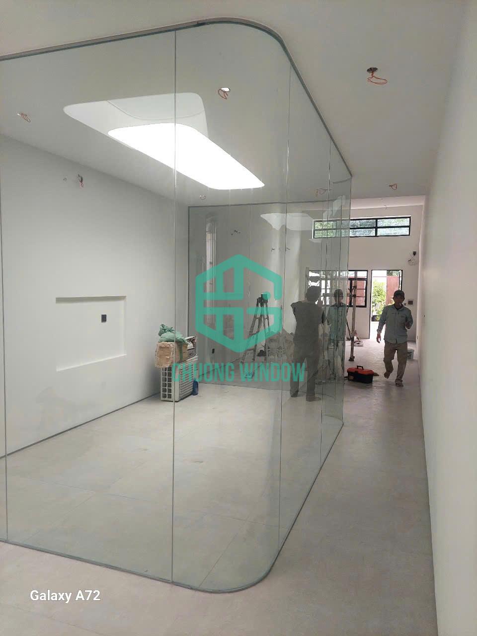 Vách ngăn kính cường lực tạo phòng kín - Mẫu 05